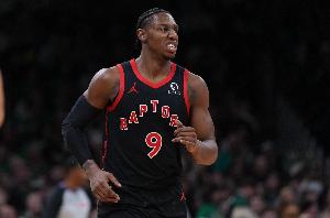 时间刚恰恰！巴雷特持球单打一连晃动 撤步中投压哨掷中_24直播网