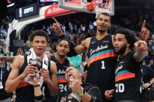 霍里：马刺有8人场均得分上双 他们在打团队篮球_24直播网