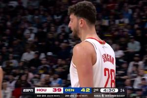 活久见！申京撅腚太久了 被吹背身五秒违例！_24直播网