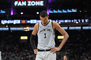 米奇：文班的脚踝伤势不是恒久问题 我们这场不想冒险让他出战_24直播网