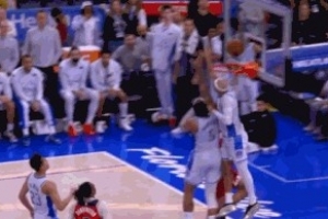 值得尊重！萨格斯奋力追防失衡重摔倒地幸亏无碍 此前已险些伤退_24直播网