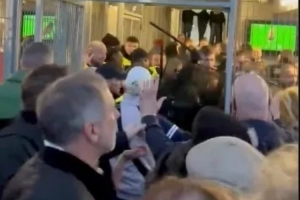 太阳报：维拉球迷与法国警员冲突，，，疑似遭到殴打甚至电击_24直播网