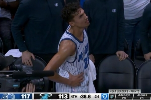 超巨失误！席尔瓦运球砸脚上出了边线 热火36.6秒落伍4分有时机了_24直播网