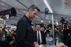 布斯克茨来到现场投票，，，，，，拉波尔塔与他握手并拥抱_24直播网