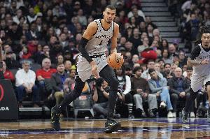 填满数据栏！文班亚马半场14中7&三分6中3砍18分8板2助2断2帽！_24直播网