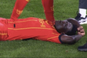 惊魂一幕！莱切球员突然捂着胸口倒地，，，送医院后心电图检查没问题_24直播网