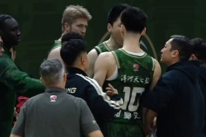 差点下手！赵柏清与郭昊文暂停时爆发冲突 双双被换下&分坐两头_24直播网