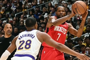 杨毅：火箭作为强队没什么战术 一个人打四个人看&没空切没掩护_24直播网