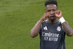 点射破门，，，，维尼修斯做哭脸庆祝行动、和角旗杆摆pose_24直播网