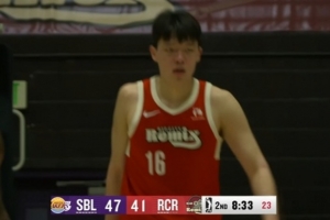 弧顶发牌！杨瀚森持球视察 助攻篮下空切队友吃饼_24直播网