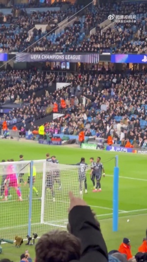 曼城球迷向维尼修斯高喊：“你的金球奖在哪？？？？？” ?_24直播网