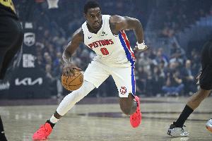 全明星中锋！杜伦半场7中5轻松砍下15分8篮板 其中4个前场篮板_24直播网