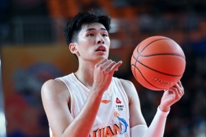 两双并填满数据栏！邹阳17中10拿下25分10板1助1断1帽_24直播网