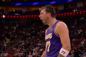 Boom！东契奇单打小贾！补一炮！超远三分轰死角逐！_24直播网