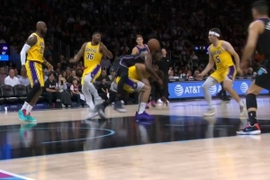 拼得很凶！阿德巴约抢球直接骑到东契奇身上 两人均有些不适_24直播网