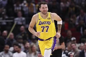 别受伤就好！东契奇被小里踢到让人揪心 半场稳固孝顺21分4板2助_24直播网