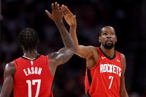 KD：新首发五个人都能创立进攻时机 我也很喜欢伊森打替补的体现_24直播网