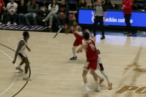 吐无数次也喂你！杨瀚森弧顶助攻乐福突破单臂劈扣_24直播网