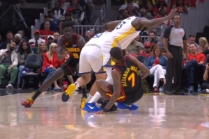 挑战失败！格林掩护时撞倒沃克被吹掩护犯规 科尔挑战失败_24直播网