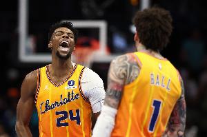 你俩也双枪！半场米勒三分7中4轰15分 三球8中4砍12分3板2助2断_24直播网