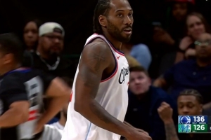 仙人球都来了！伦纳德弧顶迎着夹击随手抛进压哨三分_24直播网