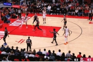 赏心悦目！火箭最后一攻 谢泼德底角一直球直接助飞阿门空接得分_24直播网