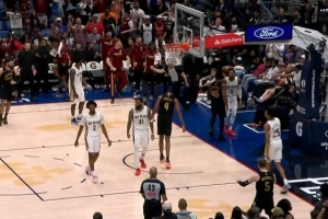 一剑封喉！多诺万·米切尔强攻1挑3 打进加罚杀死角逐_24直播网