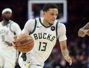 化死后羿！罗林斯持球强攻 反抗防守失衡抛投打进加罚_24直播网