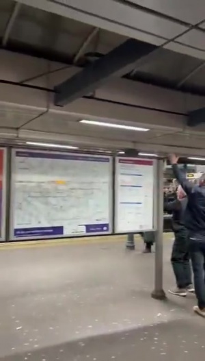 夺联赛杯！曼城球迷脱离温布利时唱歌讥笑阿森纳球迷：又是第二_24直播网