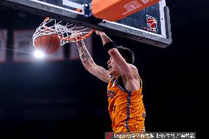 上来就喷火！张镇麟打满首节 5投3中拿下10分2板2助1断&正负值+7_24直播网