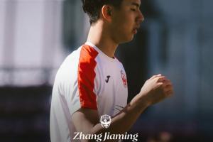 还差1场达劳工证！张家鸣在塞尔维亚U19联赛已进场4次+坐稳首发_24直播网