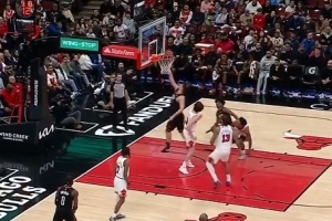 铺张时机！申京顺下接球 晃过防守空篮上丢_24直播网