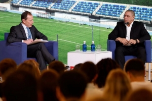 卡洛斯：成为皇马大使是一种声誉，，，，你能看到这个队徽代表的伟大_24直播网