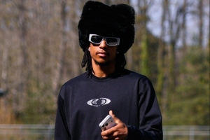 全身约2530欧！24岁奥利塞另类穿搭米奇皮凉帽+银墨镜…引领潮流_24直播网