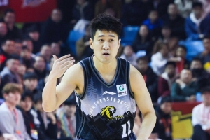 后场双枪！姜伟泽和摩尔半场合计12中8砍25分 三分合计7中5_24直播网