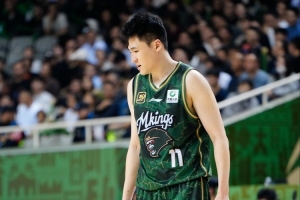 扛起球队内线！赵柏清11中7高效拿下21分12板 5前场板_24直播网