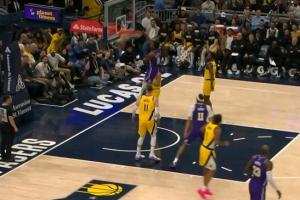 ?这球帅炸！布朗尼空切暴起单臂炸扣引爆全场&詹姆斯全程眼见_24直播网