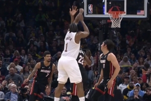 被扑倒了！哈登三分造成维金斯犯规 随后三罚稳稳全中_24直播网