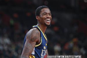 两队就你自己上双！萨姆纳半场出战11分钟 12中7砍下19分2板2断_24直播网