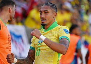 TNT：拉菲尼亚在对阵法国时半场被换下，，，他诉苦右大腿肌肉疼痛_24直播网