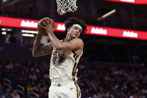 近7战比照：桑托斯场均17.1分&掷中率55.6% 库明加7.7分&34.6%_24直播网