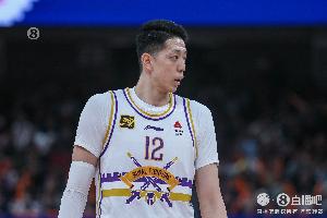 犯规困扰很难受！沈梓捷半场仅出战8分钟便领到第4犯 拿到3分2助_24直播网