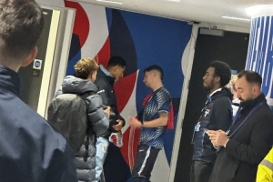 英格兰vs乌拉圭赛后，，，贝林厄姆与巴尔韦德在混淆采访区谈天_24直播网