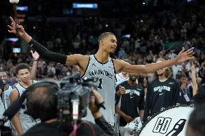 文班：我们最大前进是学会运用相互优势 球队后场深度很棒_24直播网