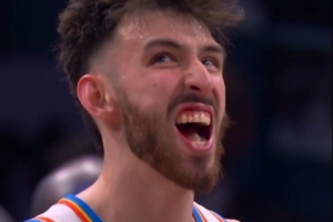 看着都疼！唐斯强攻手肘砸中切特面部 被吹一级恶意犯规_24直播网