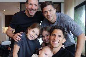 天伦之乐！55岁西蒙尼与儿子、女儿、孙子合照，，，，对孙子尤为疼爱_24直播网