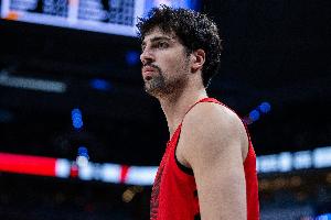 稳固施展！阿夫迪亚半场11中6砍全场最高15分带队领先_24直播网