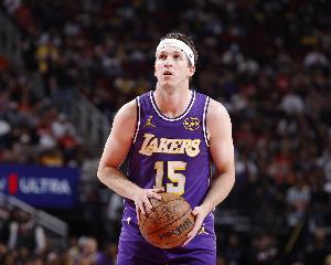 铁但能造杀伤和串联！里夫斯半场7中1拿到11分2板9助1断_24直播网