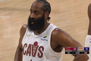 着了你的道！八村塁防守时释高举 哈登瞅准时机挂到造三分犯规_24直播网