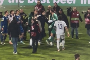 憋屈…意大利出局多纳鲁马疑似与波黑起冲突，，，，，博努奇赶忙飞驰劝架_24直播网